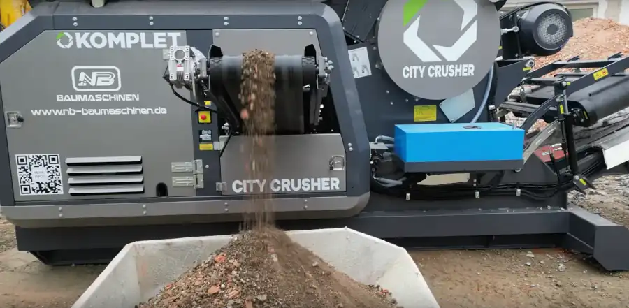 Дробилка CITY CRUSHER боковой конвейер в работе